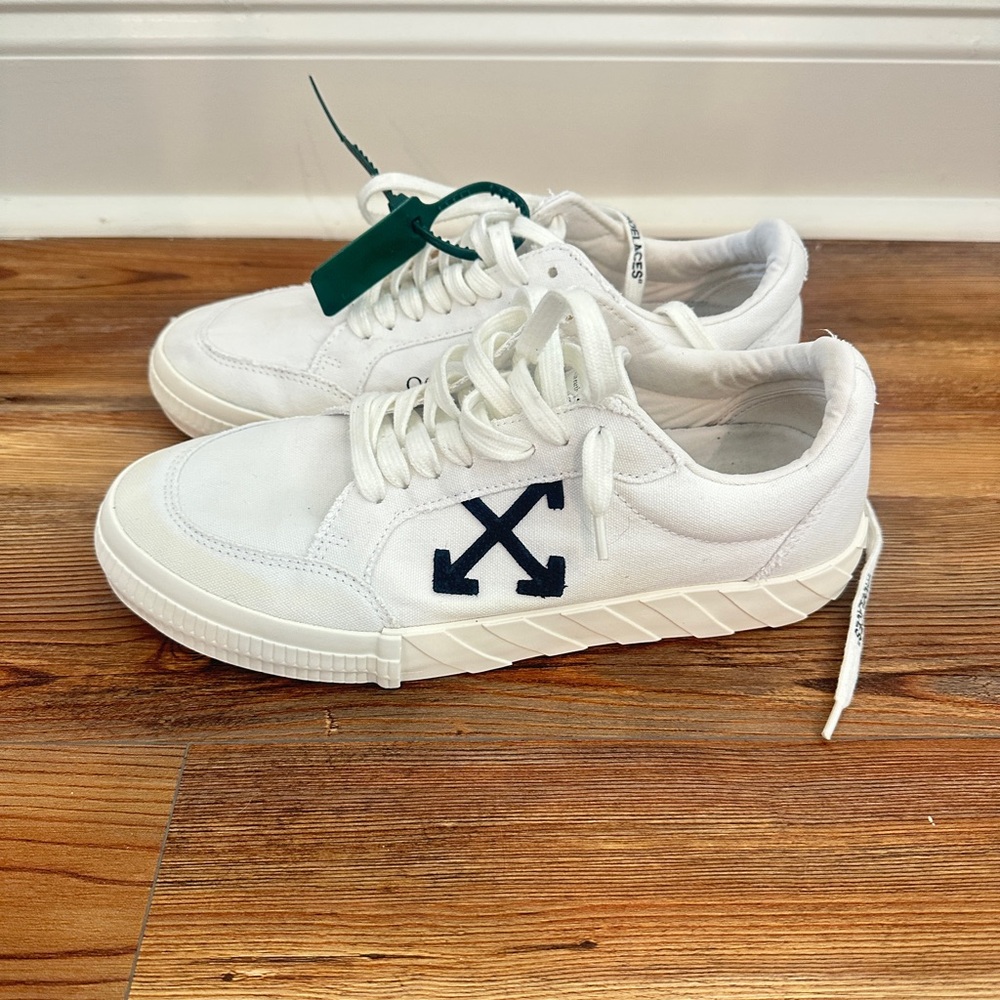Off-White White Sneakers with Black Crossed Arrows